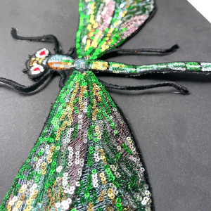 Vue générale Grand patch libéllule verte à Paillettes thermocollant - 26.2cm x 18.5cm