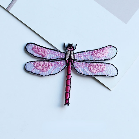 Patch brodé thermocollant libéllule 6cm x 4cm couleur Rose