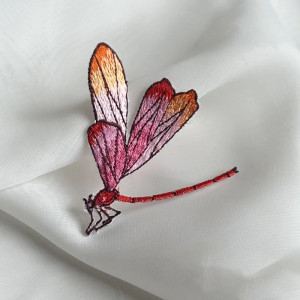 Patch brodé thermocollant libéllule multicolore 5.8cm x 7cm couleur Rouge