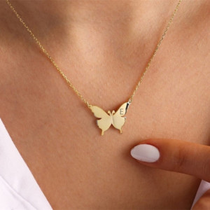 Vue Portée Collier Aile de Papillon - Murmure Doré - Choississez votre initiale !