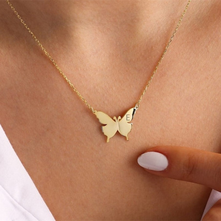 Vue Portée Collier Aile de Papillon - Murmure Doré - Choississez votre initiale !