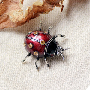 Vue face de la Broche Coccinelle Éclat d'Automne