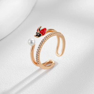 Vue détaillée Bague Coccinelle Volante et Perle blanche Redimensionnable en or Rose 585