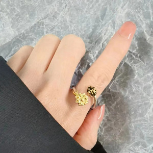 Vue Portée Bague Coccinelle Dorée et Fleur Rotative Redimensionnable