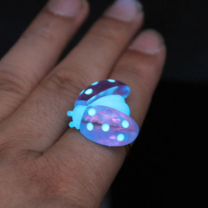 Vue Portée Bague Coccinelle "Éclat de Nuit" Redimensionnable
