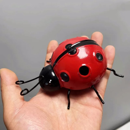 Magnifique Décoration Murale Coccinelle Rouge 3D en Métal - 16 cm