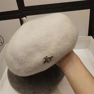 Béret en laine pour femme avec magnifique broche abeille Couleur beige