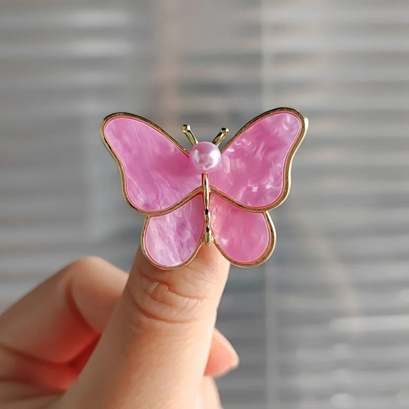 Petite Broche Papillon en Résine avec Perle au Design stylé Couleur Rose