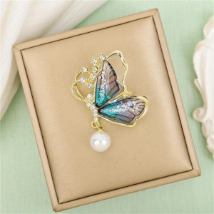 Broche Papillon aux Ailes Translucides et perle blanche Couleur Violet