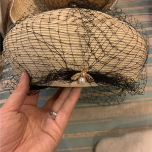 Béret pour femmes design exclusif Avec perle d'abeille beige