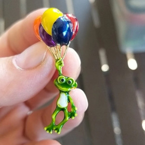 Broche Grenouille accrochée à des ballons colorés
