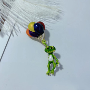 Broche Rana y Globos de Colores - Accesorio Único y Divertido