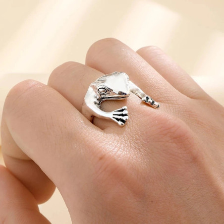 vue portée de la Bague Câlin Grenouille Argentée