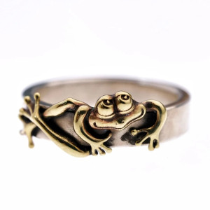 vue face de la Bague Grenouille Étang Doré