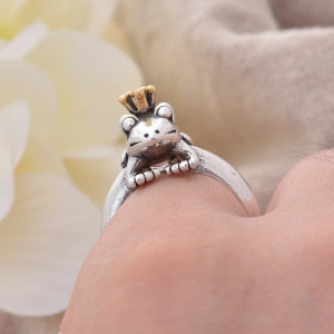 vue  portée de la Bague Grenouille Princesse Polly