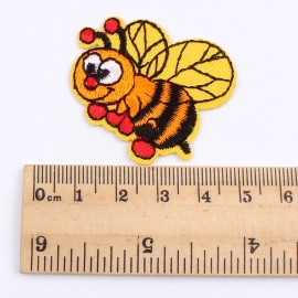 taille patchs abeille de dessin animé de coloris jaune et rouge