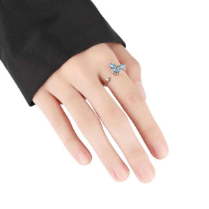 vue portée de la Bague Papillon Cristal Azur
