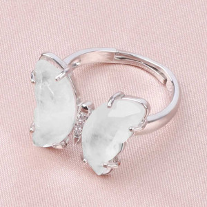Anillo Mariposa Cuarzo Lunar – Elegancia en Piedra Natural