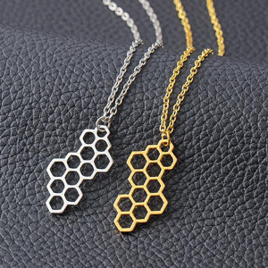 Collar con Colgante de Abeja "Panal Elegante" | Joya Original