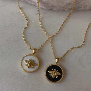 Collar de Abeja Elegancia Real | Joya Única en Acero Dorado