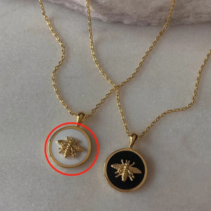 Collar de Abeja Elegancia Real | Joya Única en Acero Dorado