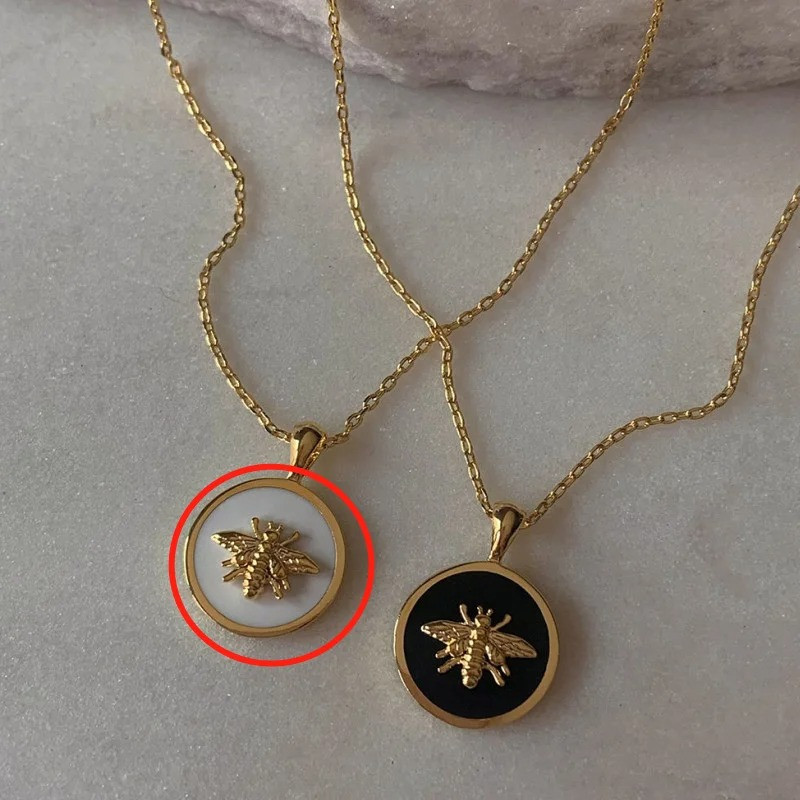 Collar de Abeja Elegancia Real | Joya Única en Acero Dorado