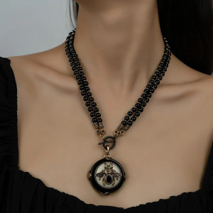 Collar Abeja Majestad Nocturna | Joya Elegante Cobre y Resina