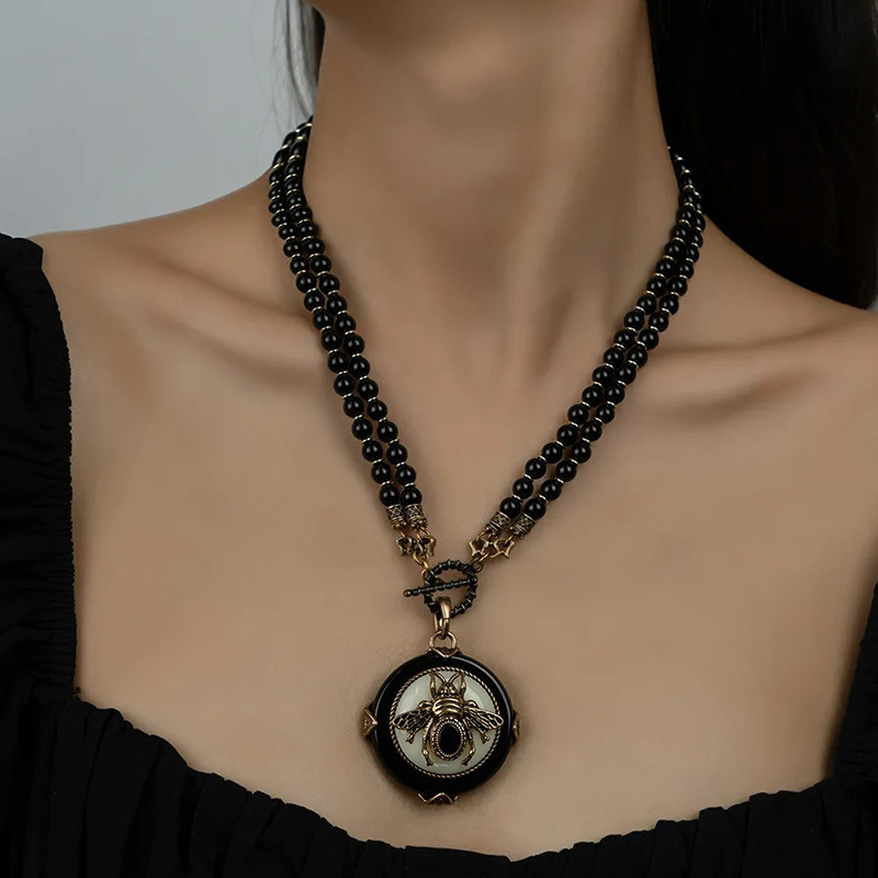Collar Abeja Majestad Nocturna | Joya Elegante Cobre y Resina