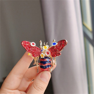 Broche de Abeja Roja con Flores | Joya Original para Mujer