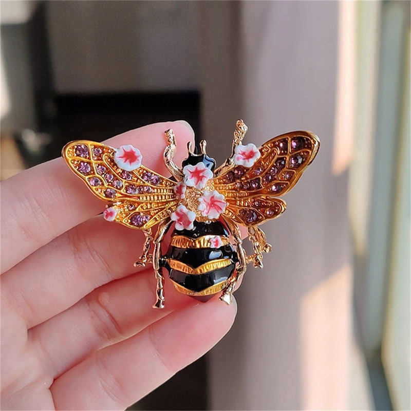 Broche de Abeja Dorada con Flores | Joya Original para Mujer
