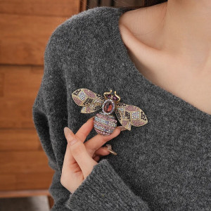 Broche de Abeja 'Majestad Antigua' - Elegancia y Refinamiento