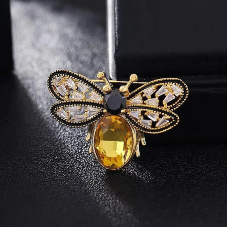 Broche Abeja 'Brillo Real' - Joya Dorada con Esmeralda