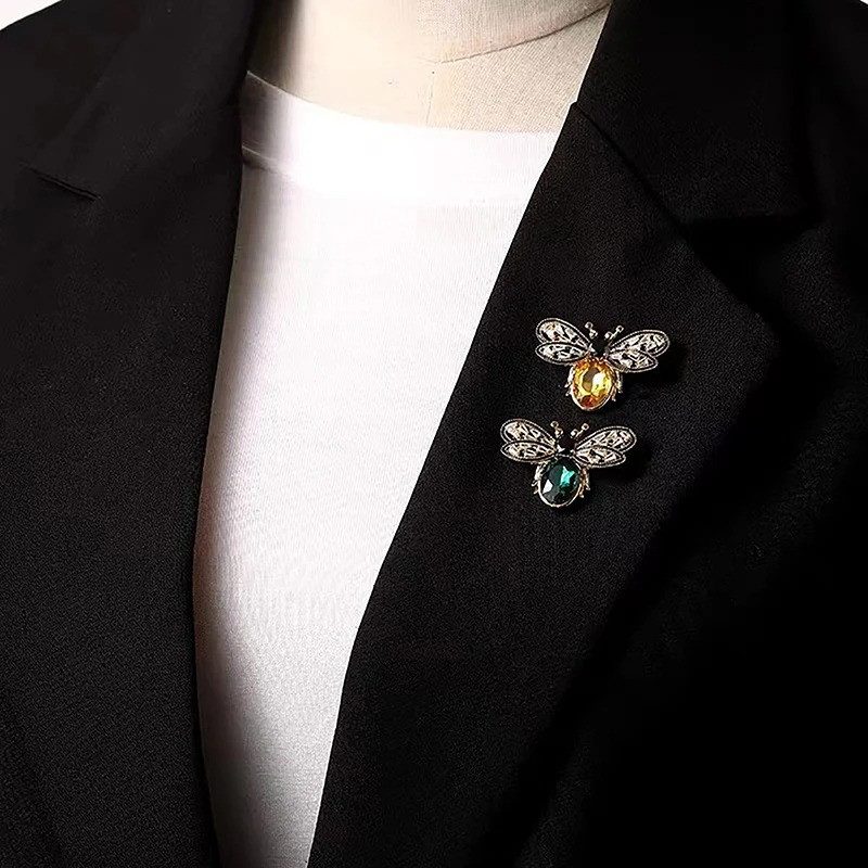 Broche Abeja 'Brillo Real' - Joya Dorada con Esmeralda