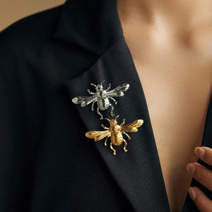 Broche Abeja 'Pureza Real' – Joya Elegante Dorada y Plateada