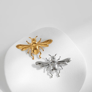 Broche Abeja 'Pureza Real' – Joya Elegante Dorada y Plateada