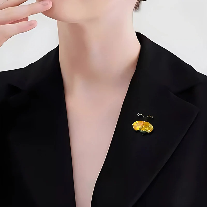 Pin Abeja "Crystal Bee" – Elegancia en Dorado y Plateado