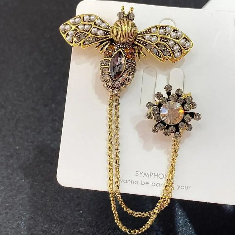 Broche Abeja Majestad Sol – Elegancia Real con Cadenas Estrás