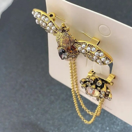 Broche Abeja Majestad Sol – Elegancia Real con Cadenas Estrás