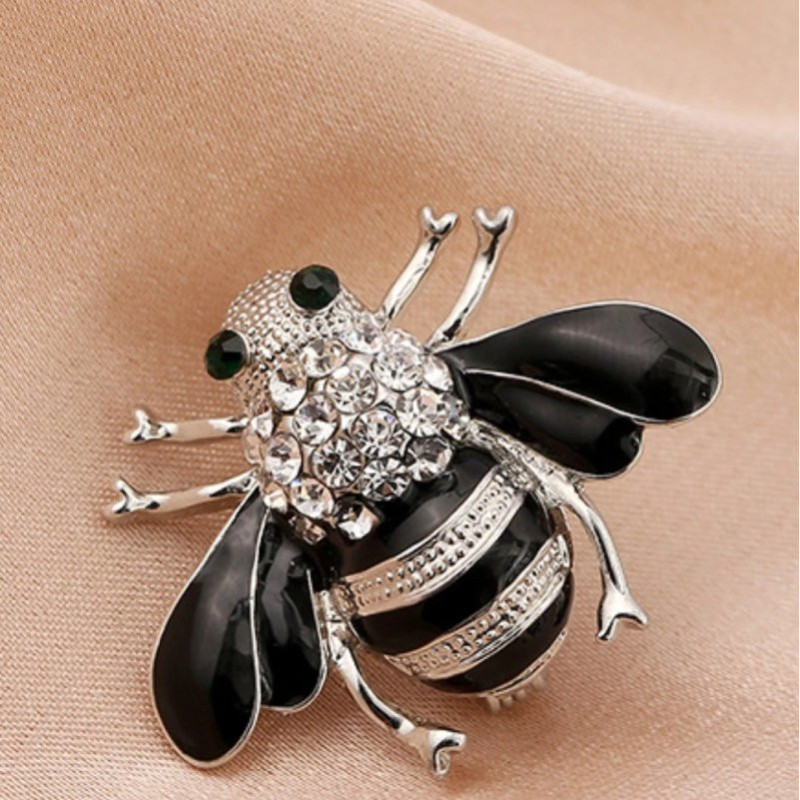 Broche de Abeja Brillo Nocturno | Joya Única para Mujer