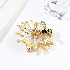 Broche Abeja Margarita Dorada - Elegancia Natural y Refinamiento