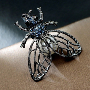 Broche Abeja Majestad Gótica - Joya Elegante y Misteriosa