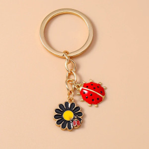 Llavero Margarita y Mariquita – Elegancia Floral y Suerte