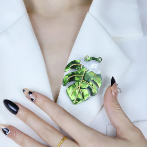 Broche Rana Tropical sobre Hoja | Joya Original y Elegante