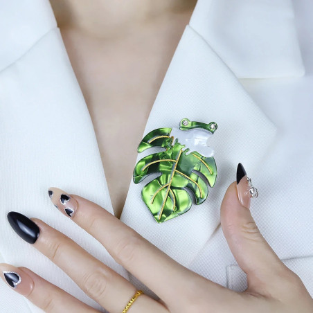 Broche Rana Tropical sobre Hoja | Joya Original y Elegante