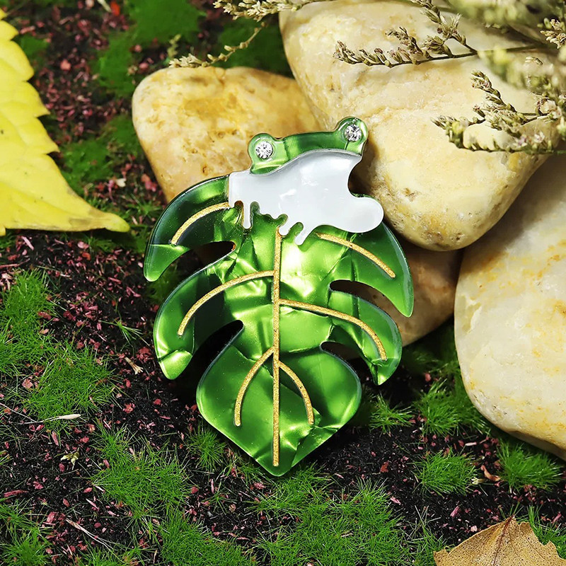 Broche Rana Tropical sobre Hoja | Joya Original y Elegante