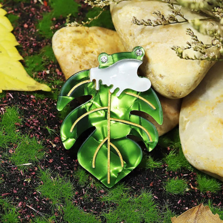 Broche Rana Tropical sobre Hoja | Joya Original y Elegante