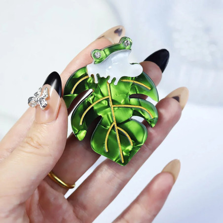 Broche Rana Tropical sobre Hoja | Joya Original y Elegante