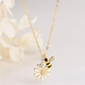 Collar Abeja y Margarita | Joya Dorada Elegante & Única