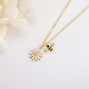 Collar Abeja y Margarita | Joya Dorada Elegante & Única