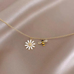 Collar Abeja y Margarita | Joya Dorada Elegante & Única